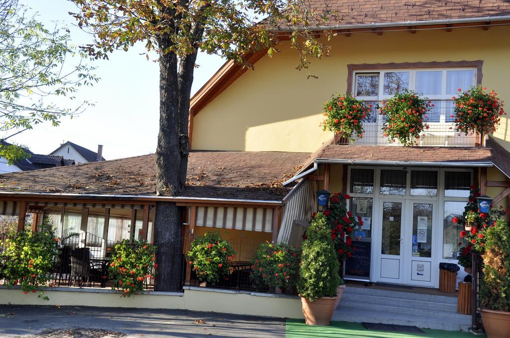 Bed and Breakfast Tengerszem Panzio Банк Екстер'єр фото